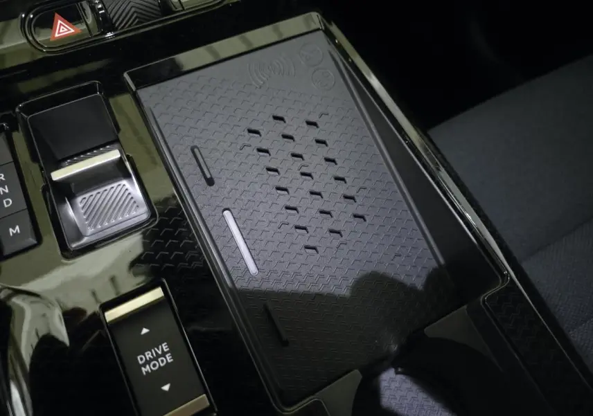 Gros plan sur la console centrale noire du Citroën C5 Aircross vert, avec pavé tactile et bouton Drive Mode visible.