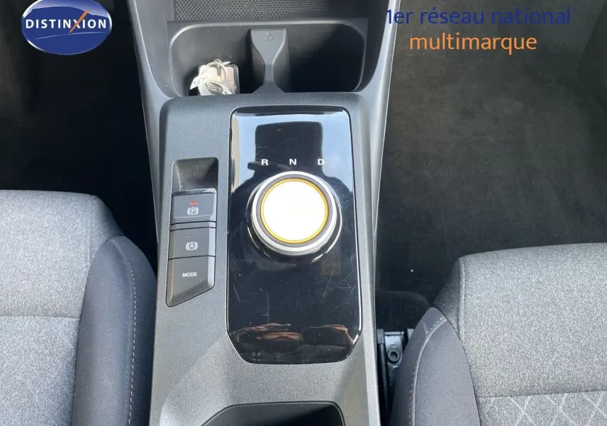 Vue plongeante sur la console centrale du MG3 2024, avec sélecteur rotatif de boîte auto et sièges tissu gris.