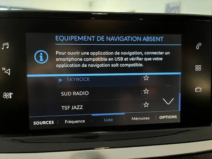 Écran tactile multimédia de la Peugeot 208 rouge Elixir Metal affichant les stations radio sans navigation active.