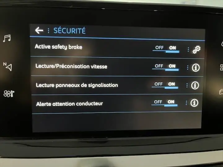 Écran tactile du tableau de bord de la Peugeot 208 rouge Elixir Metal montrant les réglages de sécurité activés.