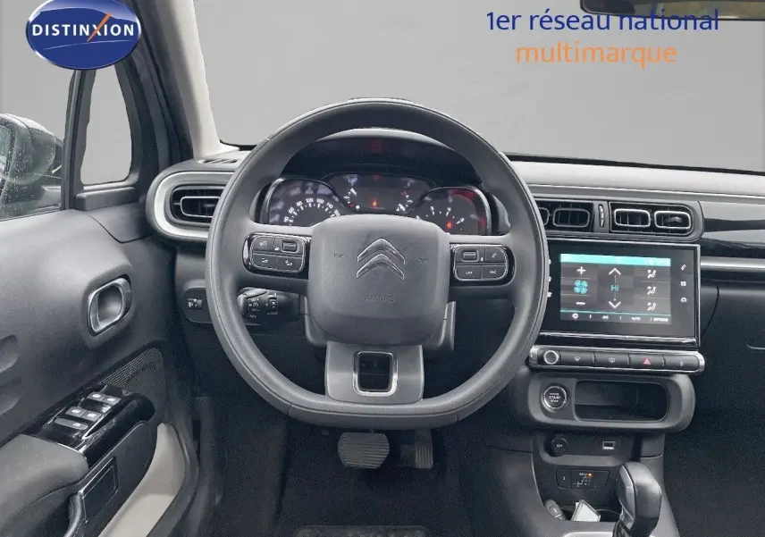 Vue frontale de l'habitacle de la Citroën C3 2023, tableau de bord noir avec écran tactile et volant multifonction.
