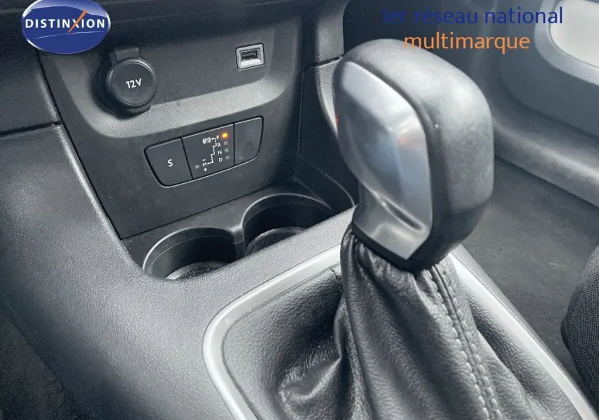 Le levier de vitesses automatique de la Citroën C3 2023 en gros plan, entouré de console noire texturée.