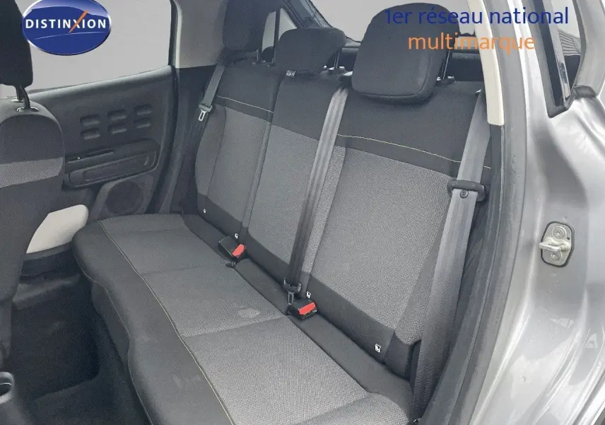 Banquette arrière en tissu gris et noir du Citroën C3 2023, vue côté droit avec porte ouverte en gris acier métal.