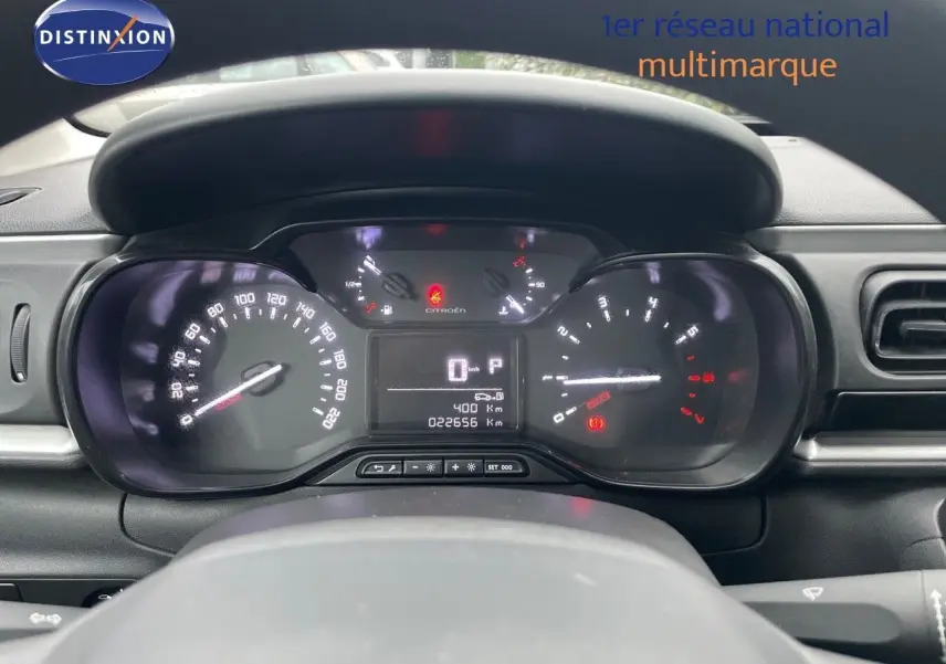 Tableau de bord et compteur digital d'une Citroën C3 2023 vue de face depuis le siège conducteur.