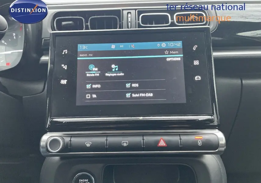 Tableau de bord de Citroën C3 2023 avec écran tactile central affichant les réglages radio, boutons de commande en ligne.