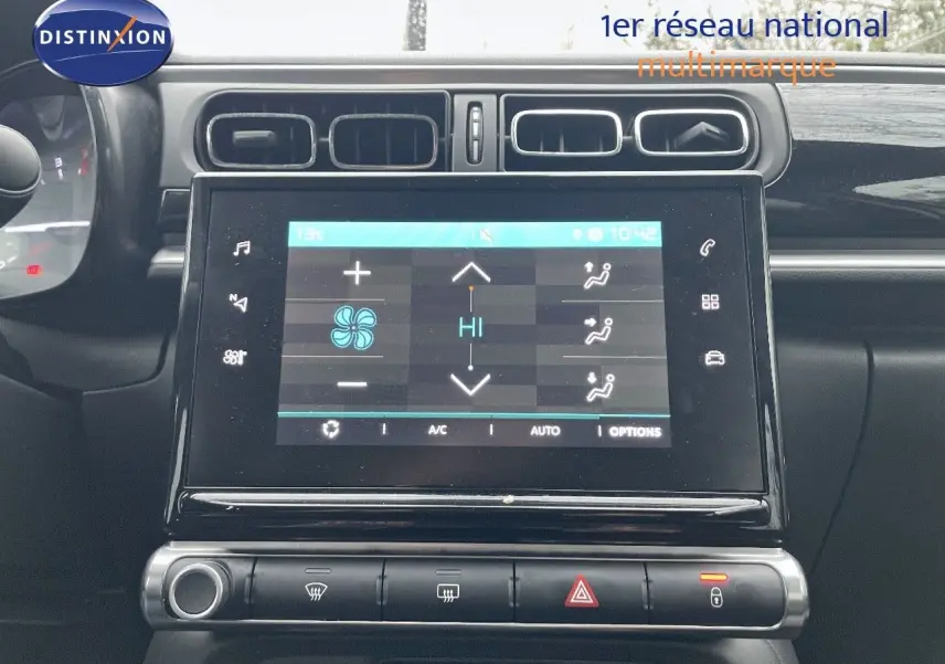 Tableau de bord de Citroën C3 2023 avec écran tactile affichant la climatisation, finition noire et grise.