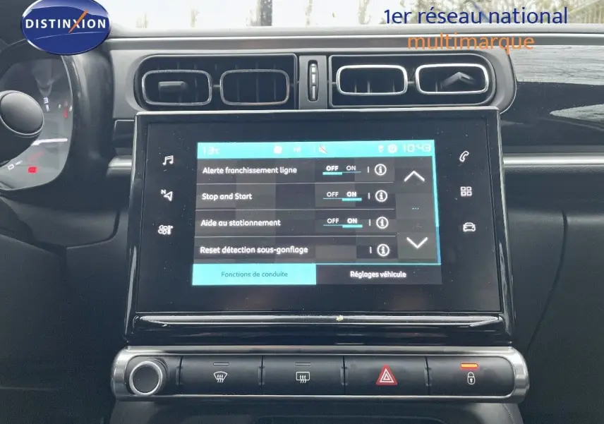 Écran tactile central avec réglages d’aide à la conduite dans l’habitacle d’une Citroën C3 gris acier toit noir 2023.