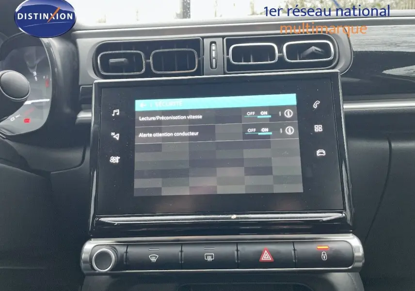 Écran tactile central avec réglages de sécurité sur le tableau de bord d'une Citroën C3 2023.