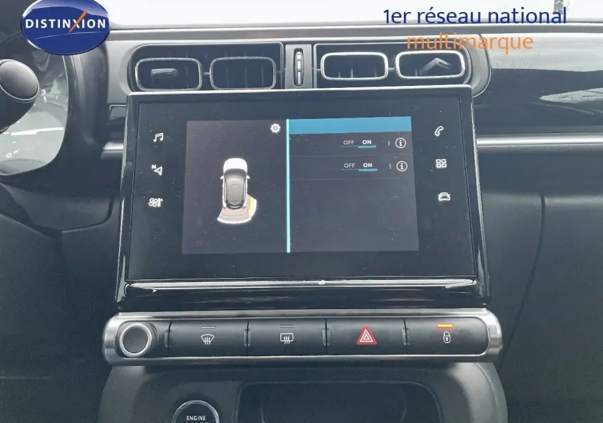 Écran tactile central du tableau de bord de la Citroën C3 2023 gris acier, avec commandes climatisation et alertes visibles.