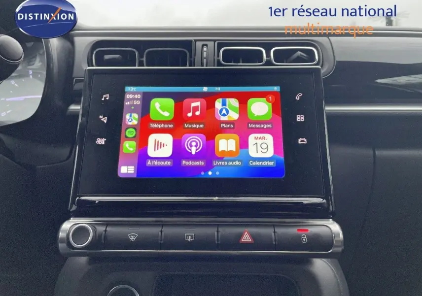 Tableau de bord de Citroën C3 2023 avec écran tactile central allumé, finition gris acier et toit noir visible en arrière-plan.