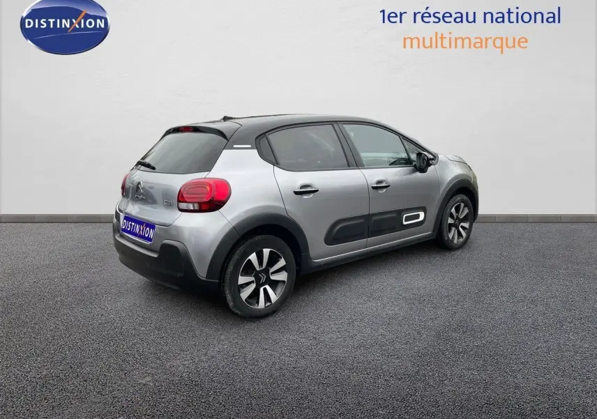 Citroën C3 2023 gris acier métal avec toit noir vue 3/4 arrière côté droit, soulignant les protections latérales noires.