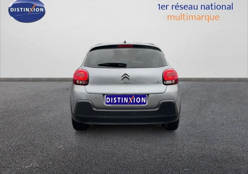 Vue arrière d'une Citroën C3 gris acier métal avec toit noir, mettant en valeur ses feux arrière rouges et son hayon compact.