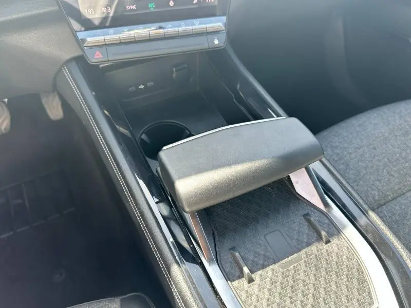 Accoudoir central noir et console avant du Renault Espace 2024 hybride vue de côté droit intérieur