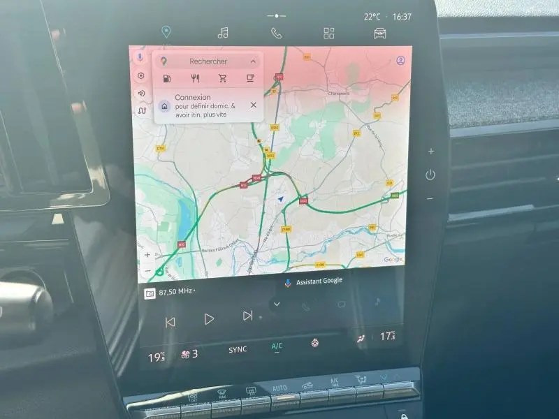 Écran tactile central du tableau de bord du Renault Espace gris Schiste 2024 affichant la navigation GPS.