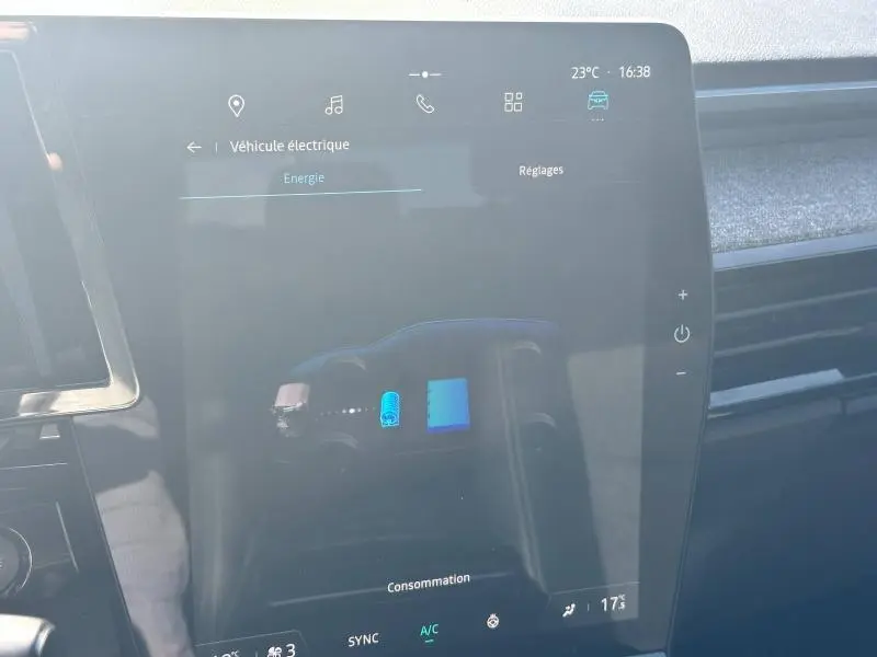 Écran tactile intérieur du Renault Espace 2024 affichant les réglages énergie du système hybride.