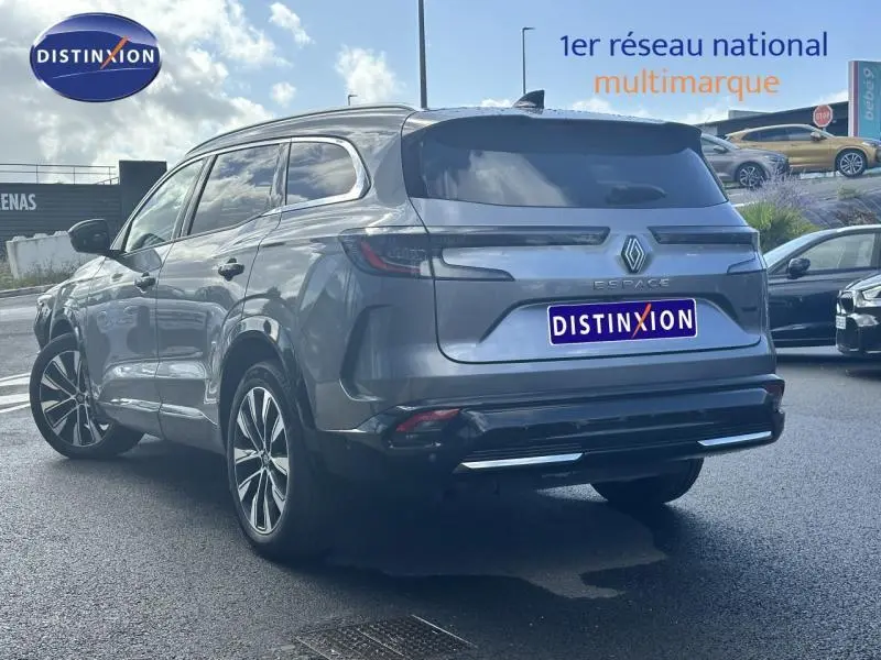 Renault Espace gris schiste vu en 3/4 arrière droit, avec feux arrière LED et jantes alliage modernes.