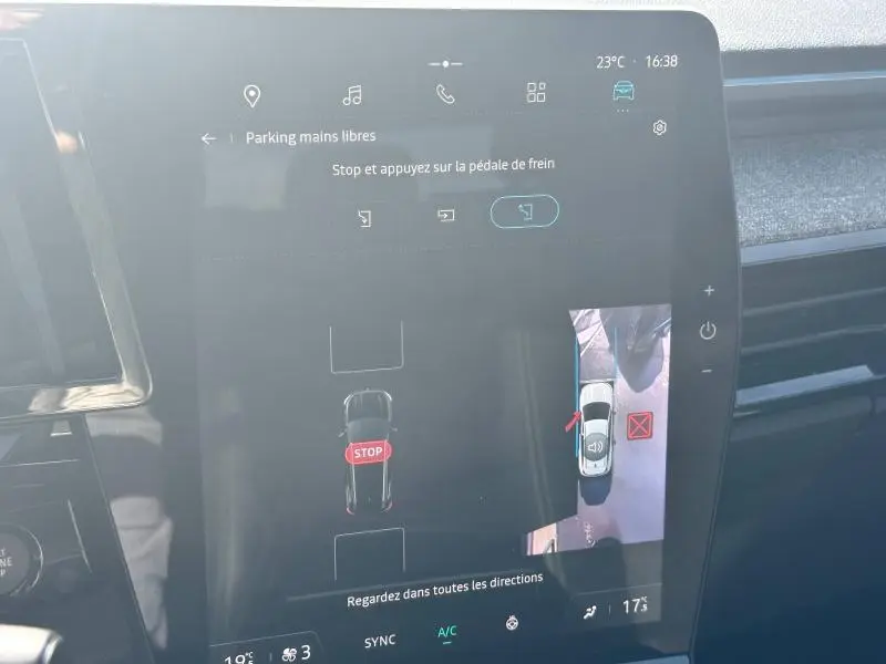 Écran tactile intérieur du Renault Espace gris Schiste 2024 montrant l'aide au stationnement mains libres.