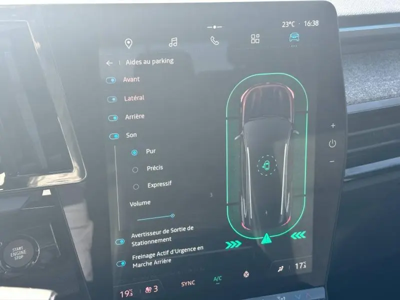 Écran tactile intérieur du Renault Espace gris Schiste 2024 affichant l'aide au parking avec vue du dessus du véhicule.
