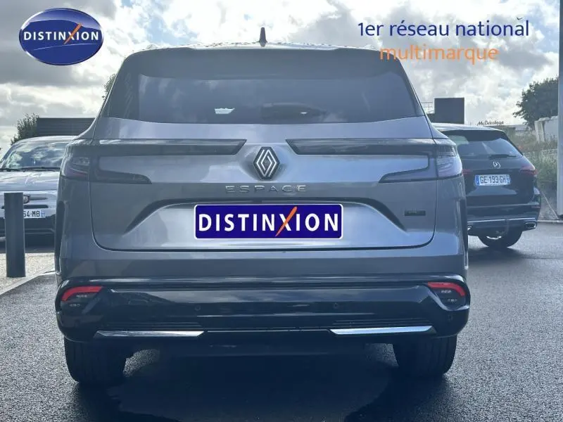 Vue arrière du Renault Espace gris schiste 2024 avec feux LED horizontaux et logo centré sur le hayon.