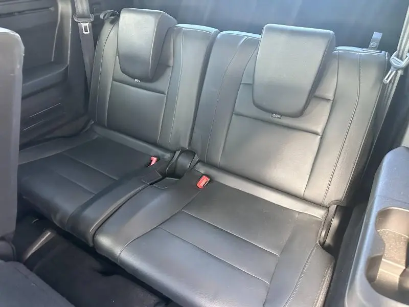 Vue rapprochée de la banquette arrière en similicuir noir du Renault Espace 2024, avec appuie-têtes intégrés.