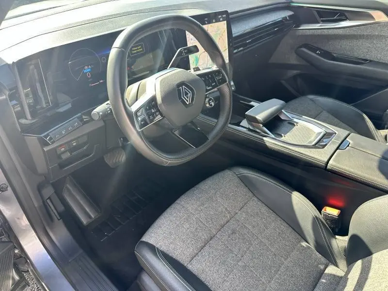 Intérieur avant droit du Renault Espace 2024 gris Schiste, volant cuir multifonction et écran tactile vertical.