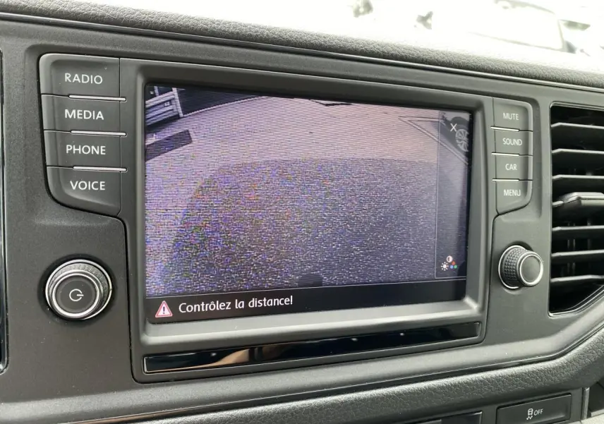 Écran tactile central du Volkswagen Crafter gris argent 2020 affichant la caméra de recul avec avertissement de distance.