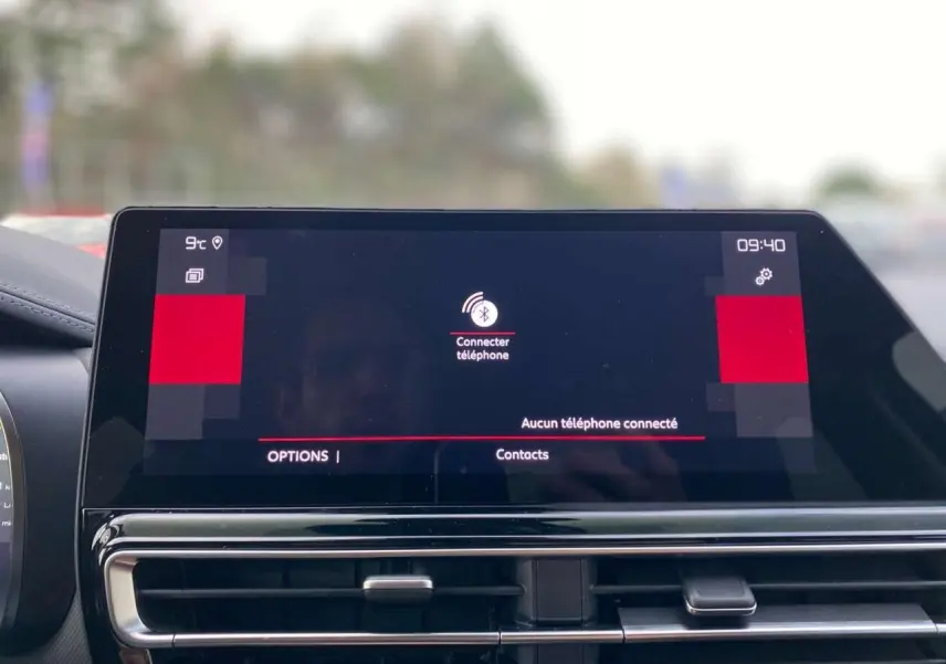 Écran tactile central du tableau de bord de la Citroën C5 Aircross 2025 affichant la connexion Bluetooth, intérieur noir.