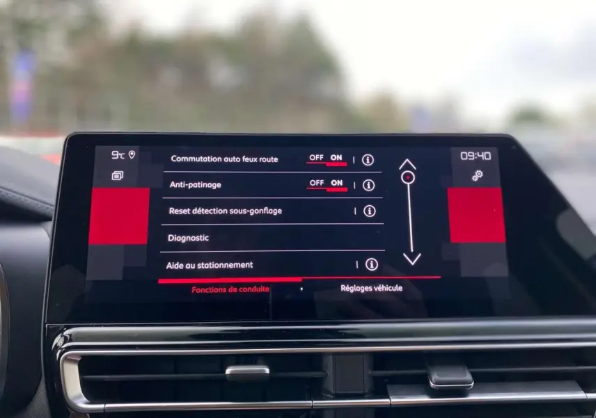 Écran tactile du système de navigation de la Citroën C5 Aircross 2025 affichant les réglages d’aide à la conduite.