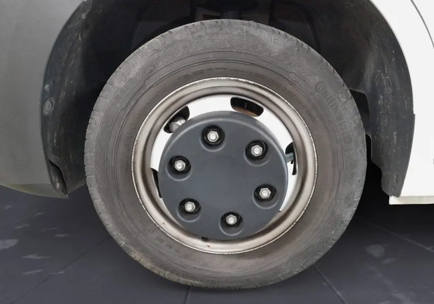 Gros plan sur la roue avant droite du Renault Master blanc 2024, mettant en valeur la jante acier et le pneu Continental.