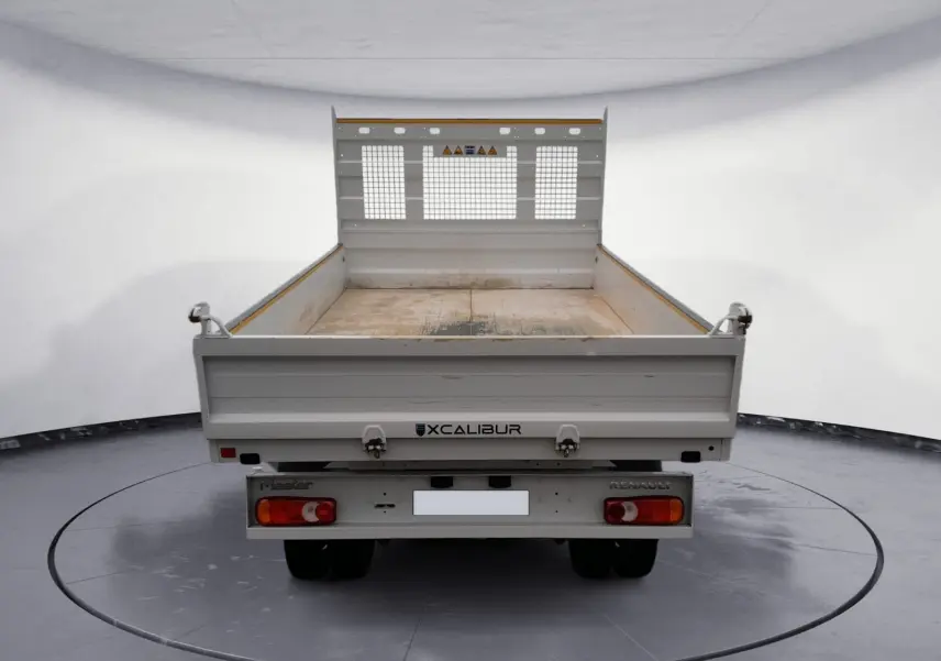 Vue arrière d’une benne blanche Renault Master 2024 avec plateau en bois et grille de protection métallique.