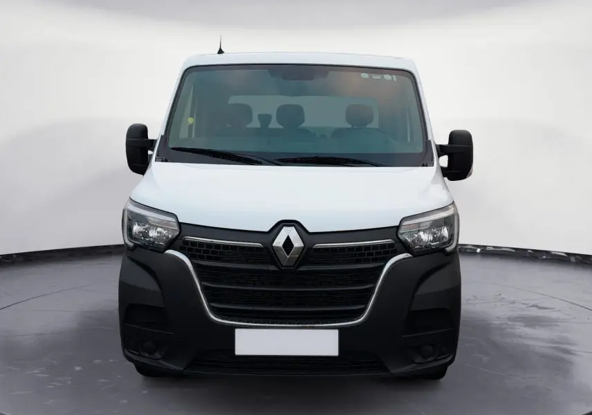 Vue frontale d’un Renault Master blanc 2024 avec calandre noire et pare-chocs robuste, version utilitaire benne.