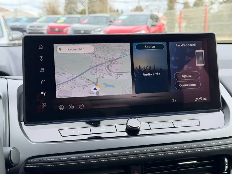 Écran tactile central du Nissan Qashqai Hybrid e-POWER 2025 affichant navigation et options audio, intérieur gris.