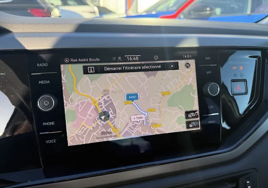 Vue intérieure du tableau de bord de la Volkswagen Polo gris métal 2021, avec écran tactile affichant un GPS.