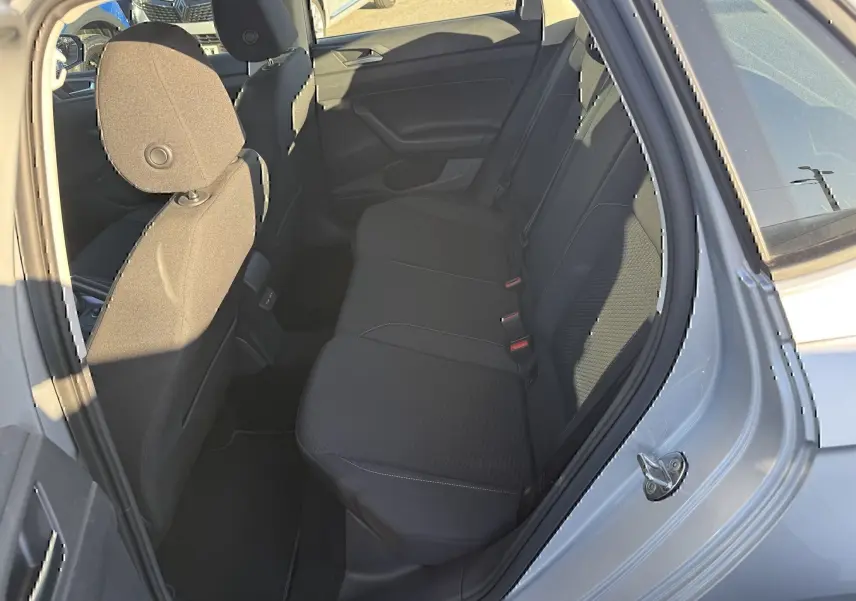 Vue intérieure côté arrière droit montrant les sièges arrière noirs du Volkswagen Polo gris métal 2021.