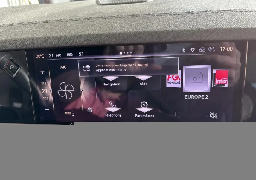 Écran tactile central du DS4 E-Tense 2023 affichant la climatisation, navigation et applications internet.