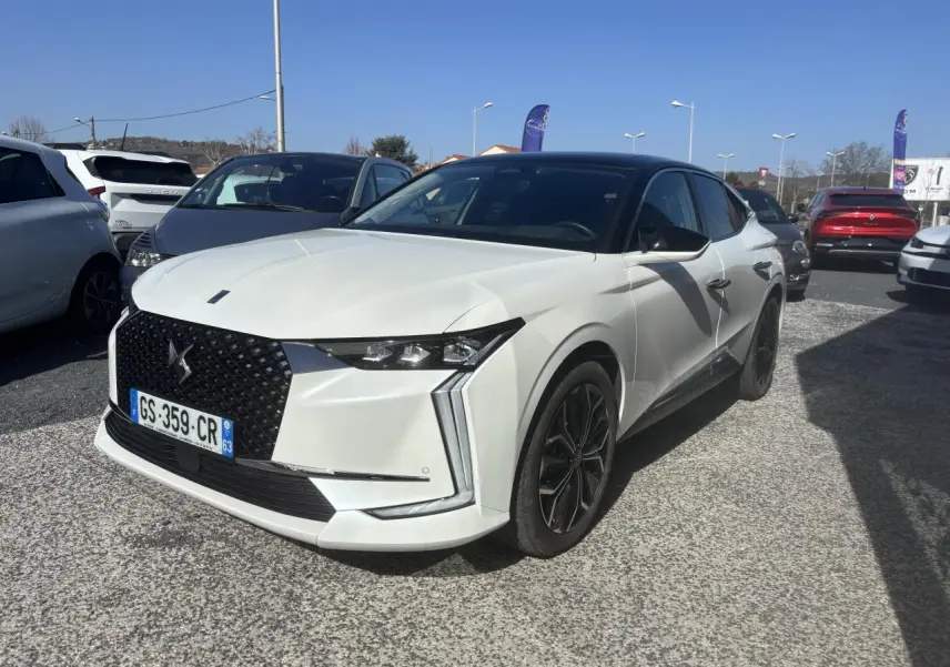 DS4 E-Tense 2023 vue 3/4 avant en blanc avec toit noir Perla Nera et calandre DS Wings chromée.