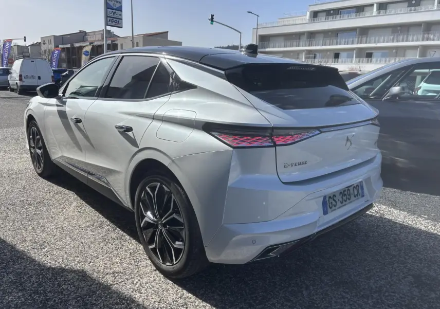 Vue 3/4 arrière droite du DS4 E-Tense 2023 avec toit noir Perla Nera et feux arrière LED effet 3D.