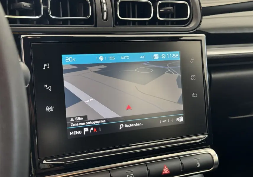 Écran tactile central affichant la navigation 3D dans l’habitacle noir de la Citroën C3 gris foncé.