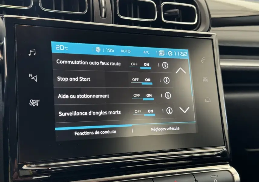 Écran tactile central affichant les réglages d’aide à la conduite dans l’habitacle d’une Citroën C3 gris foncé.