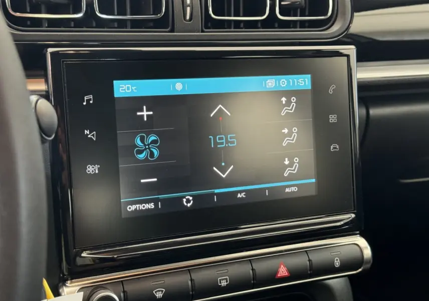 Écran tactile central affichant la climatisation à 19,5°C dans l'habitacle d'une Citroën C3 gris foncé.