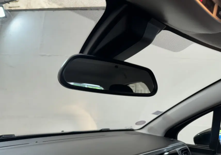 Vue intérieure du tableau de bord et rétroviseur central d'une Citroën C3 gris foncé, version 2020 Shine Business.