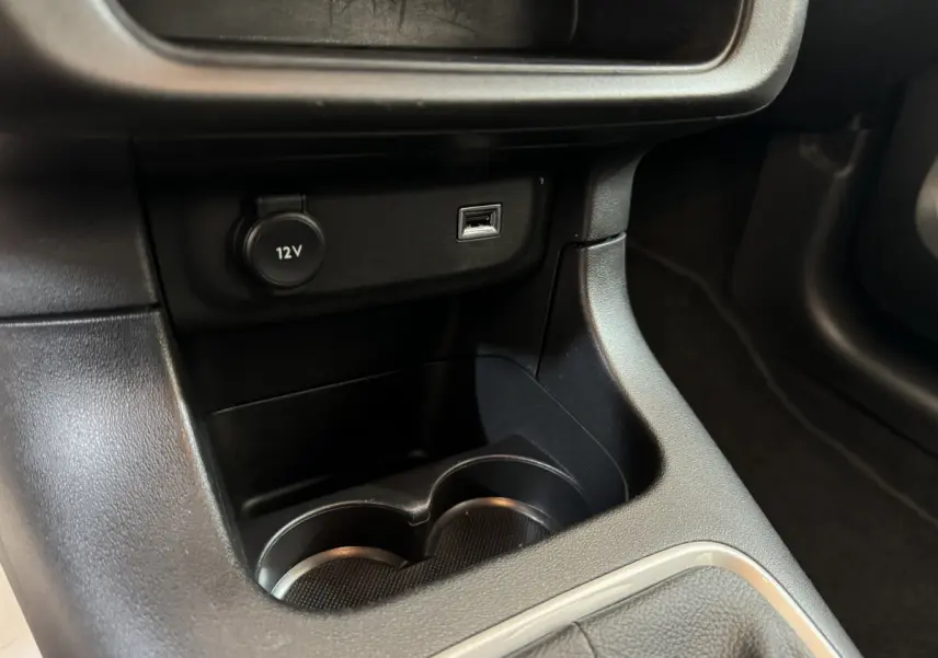 Prise 12V et port USB noirs dans la console centrale de la Citroën C3 PureTech 110 Shine Business 2020.