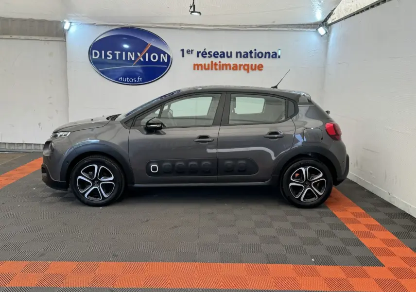 Profil droit d'une Citroën C3 gris foncé avec protections latérales noires et jantes originales en alliage.