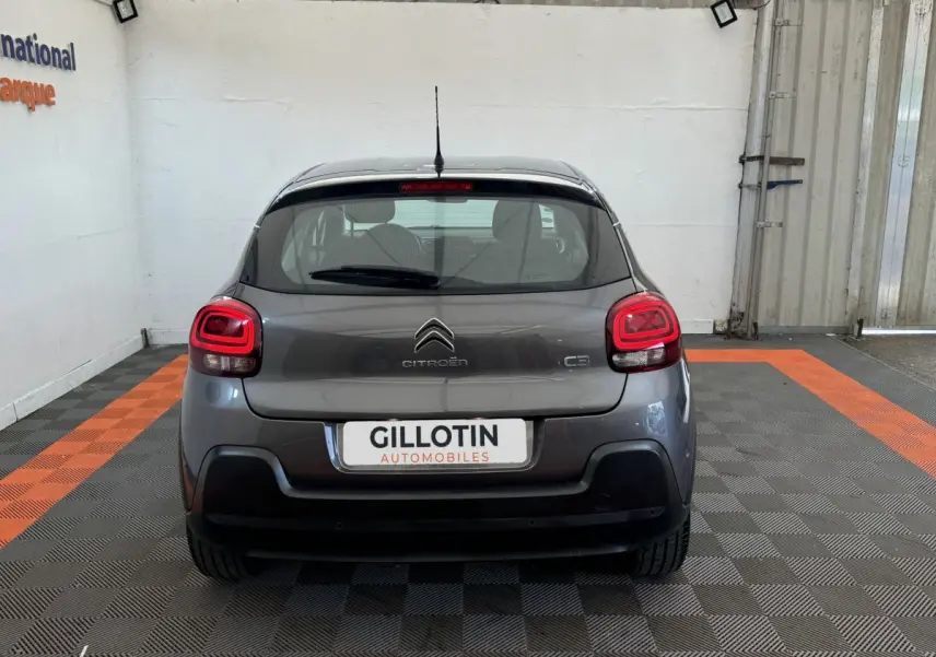 Vue arrière d'une Citroën C3 gris foncé avec feux arrière LED et logo Citroën visible sur fond neutre.