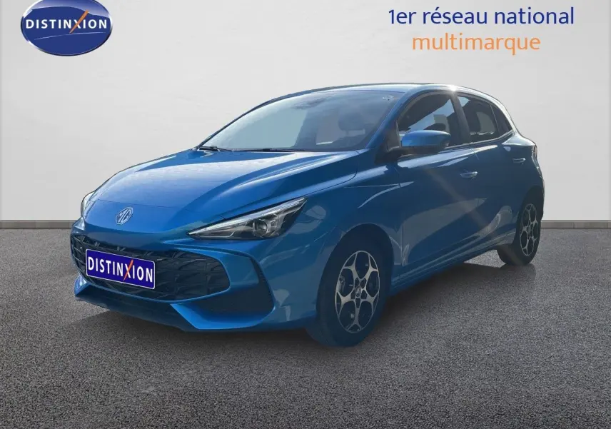 Vue 3/4 avant d'une MG3 1.5L Hybrid+ 195CH en bleu Como Metal avec jantes alliage et calandre noire.