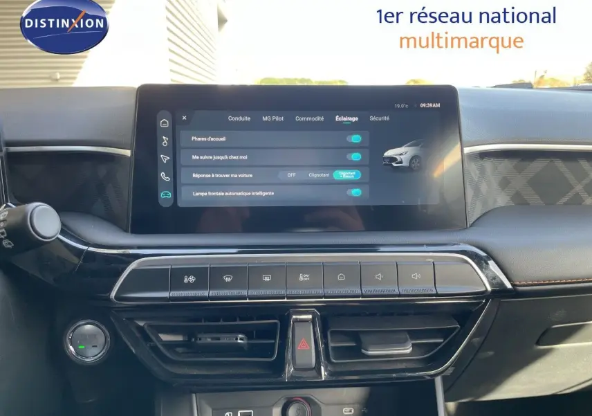 Vue rapprochée du tableau de bord et de l’écran tactile central du MG3 1.5L HYBRID+ 195CH COMFORT 2025, finition noire.