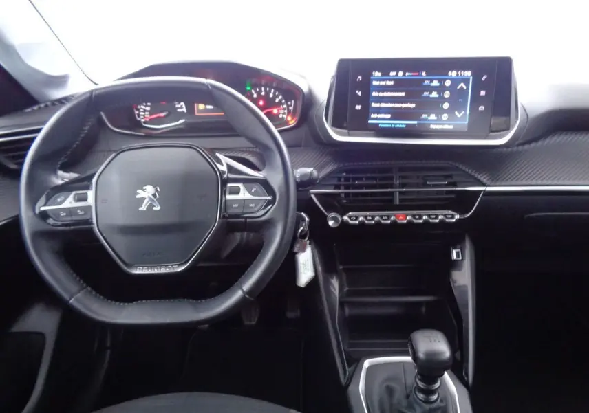 Vue intérieure centrée sur le tableau de bord et volant noir de la Peugeot 208 1.5 BlueHDi 2020