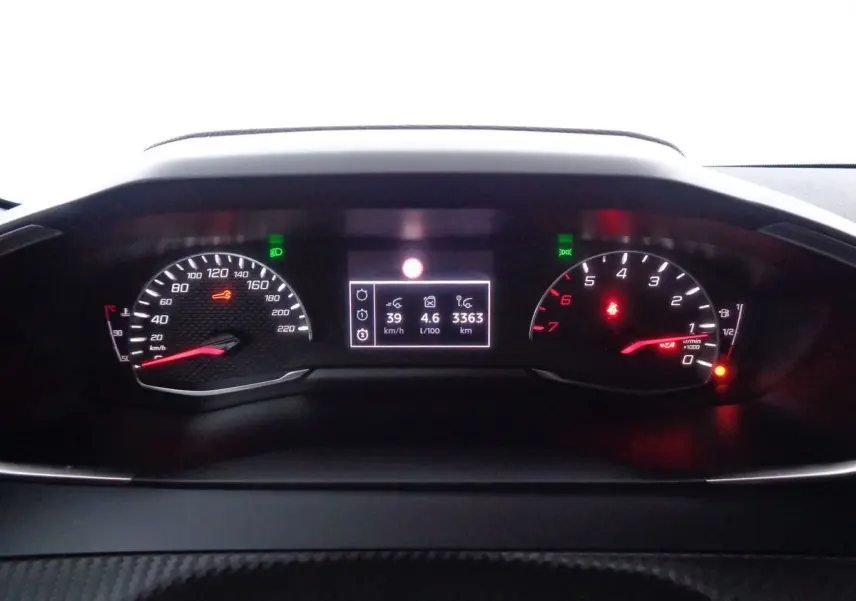 Tableau de bord numérique de Peugeot 208 diesel 2020, affichant vitesse, régime moteur et informations de conduite.