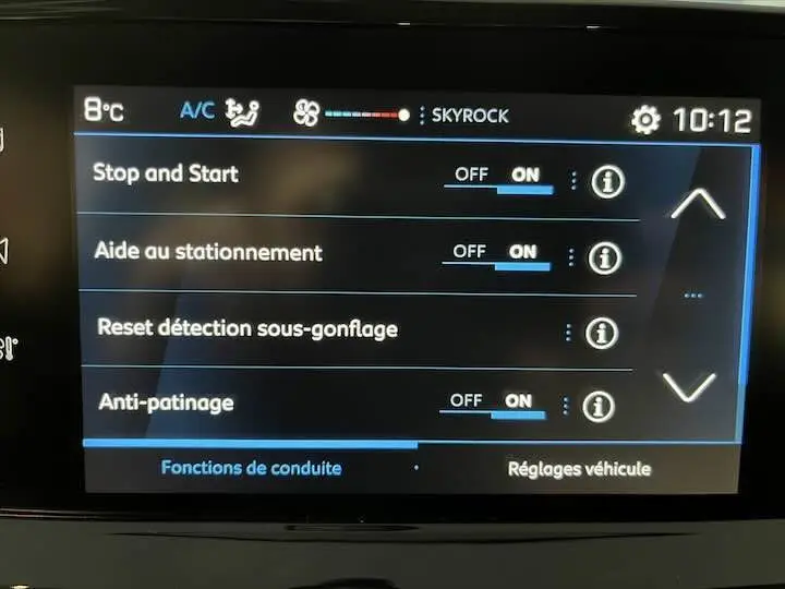 Écran tactile intérieur affichant les réglages d’aide à la conduite sur Peugeot 208 rouge Elixir Metal.