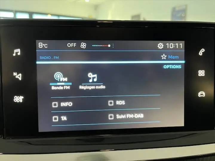 Écran tactile central de la Peugeot 208 affichant les options radio FM et réglages audio, avec icônes lumineuses sur fond noir.